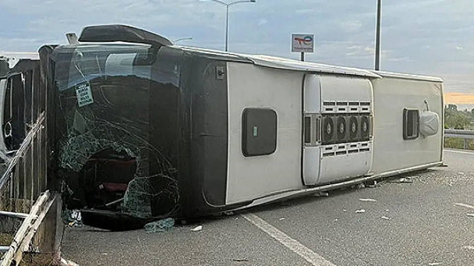 Yolcu Otobüsü Kontrolden Çıkarak Devrildi: 25 Yaralı