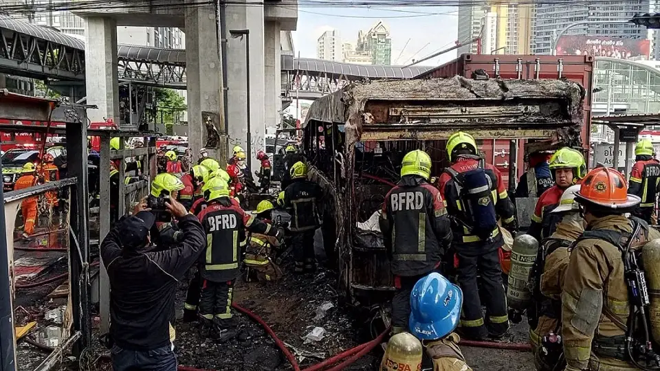 Yük Treni Halk Otobüsünü Ezdi: 8 Kişi Hayatını Kaybetti