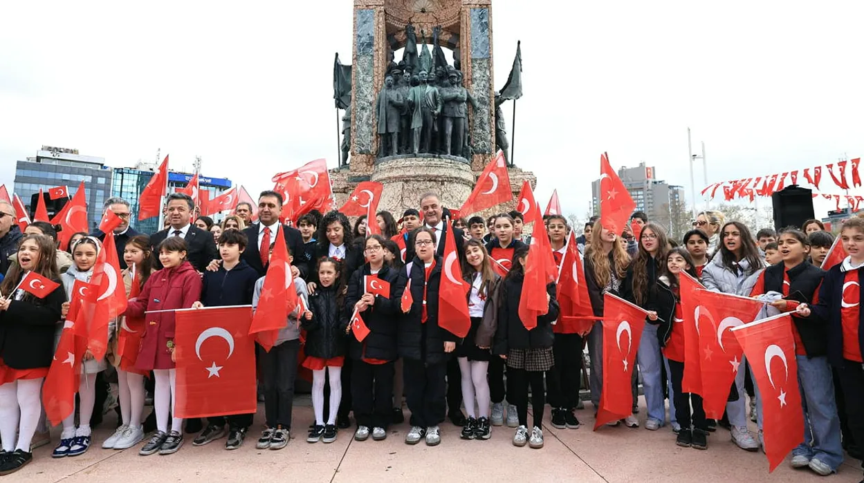 İBB Başkanvekili Nuri Aslan, 23 Nisan Töreninde Koltuğunu Zeynep Mira Örs'e Devretti