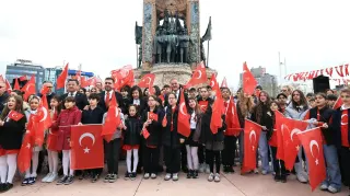 İBB Başkanvekili Nuri Aslan, 23 Nisan Töreninde Koltuğunu Zeynep Mira Örs'e Devretti