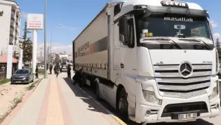 İran'a Tıbbi Yardım Taşıyan 6 TIR Daha Gönderildi