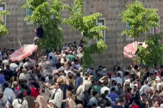 Mesir Macunu Festivalinde Vatandaş Dondurma Şemsiyesi Kullandı