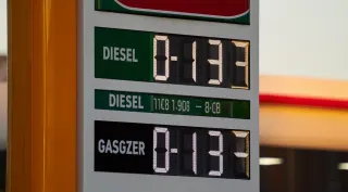 Motorine 2,33 TL İndirim Geldi, Benzine Zam Yok