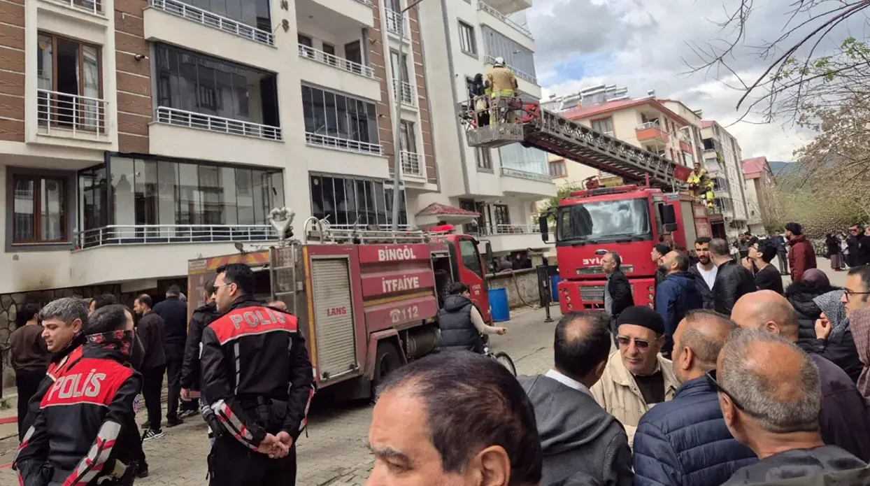 Bingöl'de 5 Katlı Binanın Bodrumunda Yangın: 13 Kişi Dumandan Etkilendi