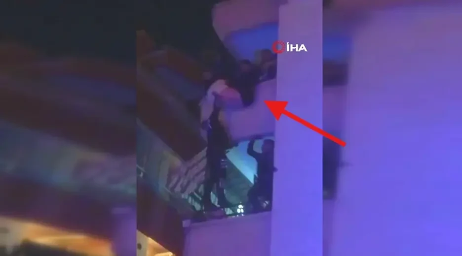 Balkondan Sarkan Kişi Polis Ekiplerince Kurtarıldı