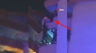 Balkondan Sarkan Kişi Polis Ekiplerince Kurtarıldı