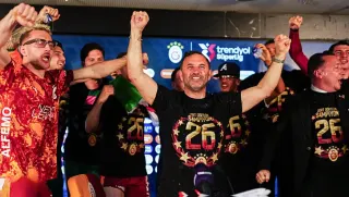 Galatasaray'dan Şampiyonluk Kutlaması: Basın Toplantısı Sulu Baskın