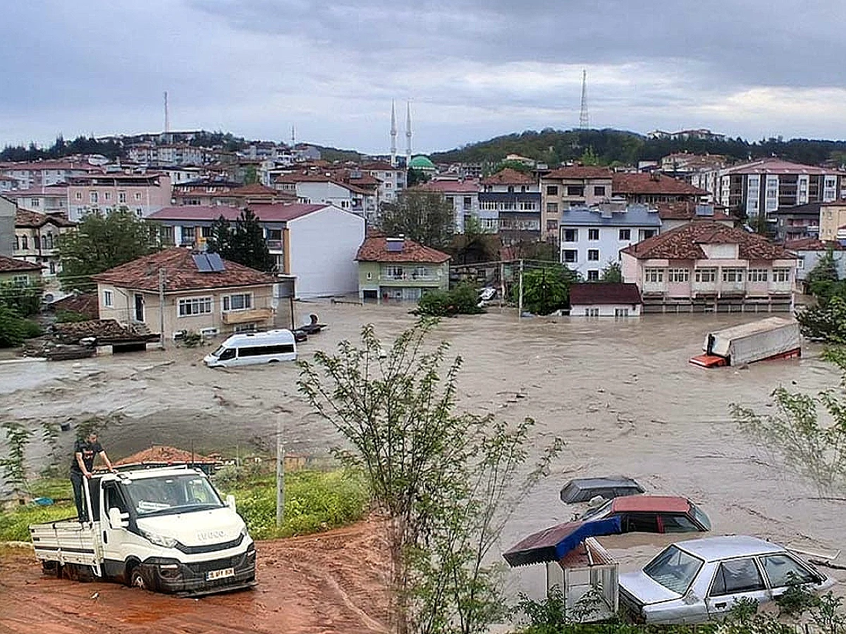 5 İlde Sağanak Etkili Oldu: Bodrum Katları Su Bastı, Araçlar Sular Altında Kaldı