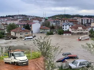 5 İlde Sağanak Etkili Oldu: Bodrum Katları Su Bastı, Araçlar Sular Altında Kaldı