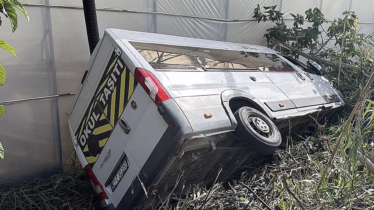 Alanya'da Okul Servisi Bahçeye Devrildi: 6 Öğrenci Yaralandı