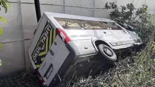 Alanya'da Okul Servisi Bahçeye Devrildi: 6 Öğrenci Yaralandı