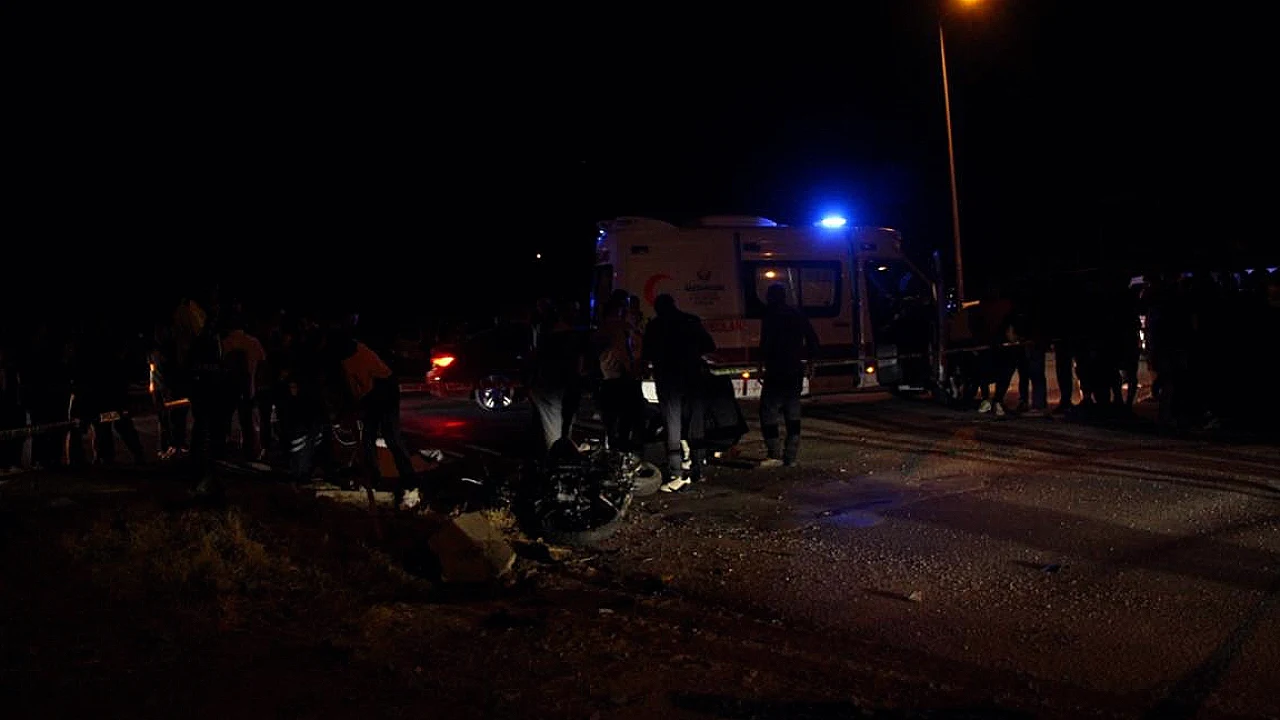 Antalya'da Çöp Kamyonu ve Motosiklet Çarpıştı: 2 Kişi Hayatını Kaybetti