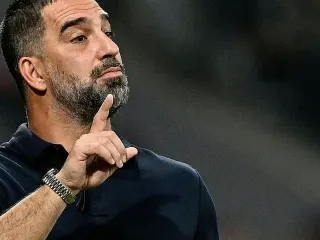 Arda Turan'ın Maçında Siren Sesleri Çaldı, Futbolcular Sahayı Terk Etti