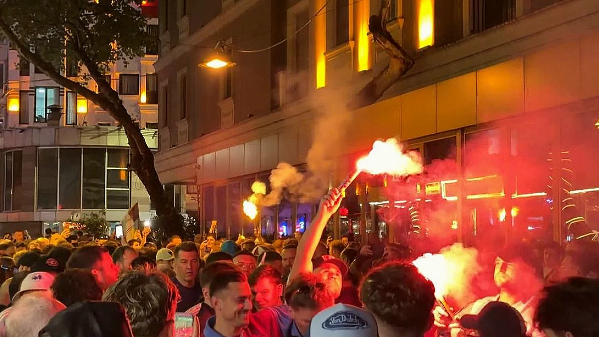 Aston Villa Taraftarları İstanbul'da Şampiyonluğu Coşkuyla Kutladı