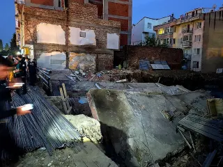 Balıkesir'de Temel Kazısı Sırasında 3 Katlı Bina Yıkıldı