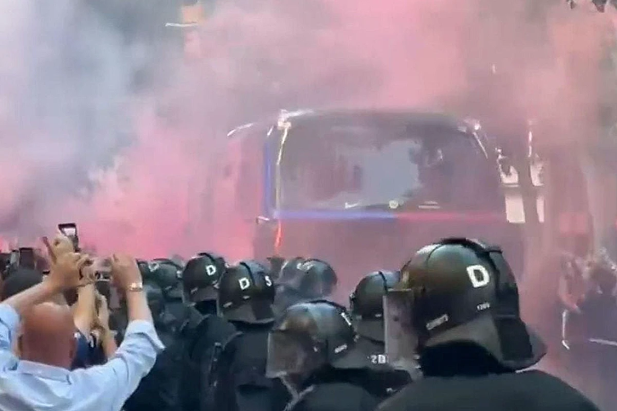 Barcelona Taraftarları Kendi Otobüslerini Taşladı