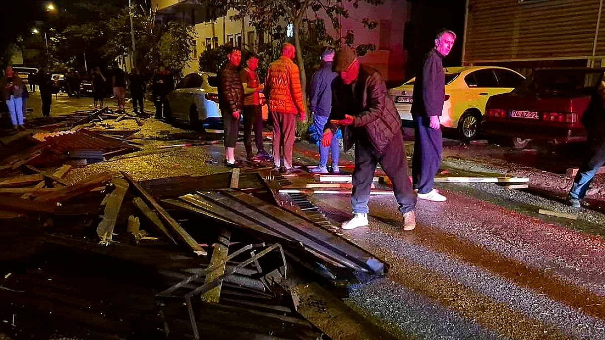 Bartın'da Fırtına: Çatı Uçtu, 6 Araç Hasar Gördü