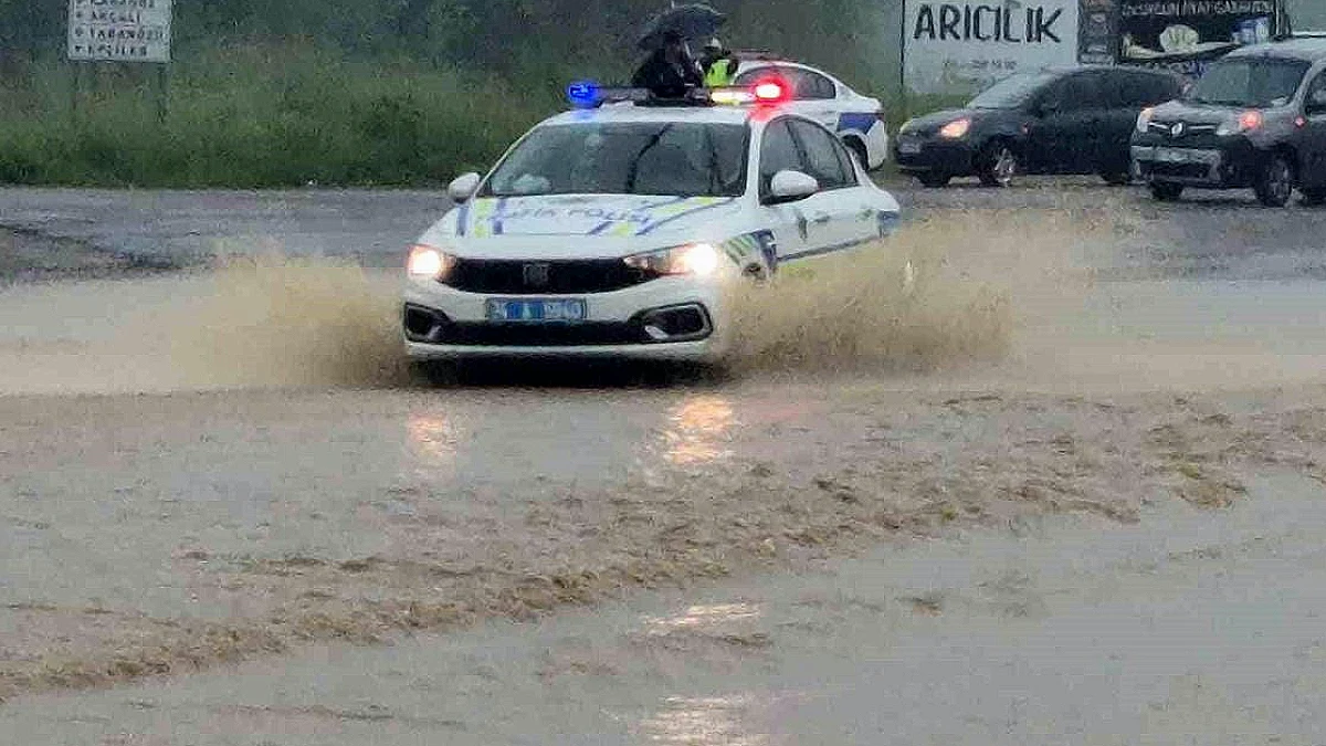 Bartın'da Sel Nedeniyle Kara Yolu Ulaşımı Aksadı
