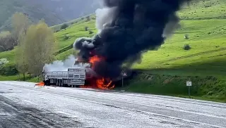 Bitlis'te 2 TIR kafa kafaya çarpıştı: 2 sürücü hayatını kaybetti