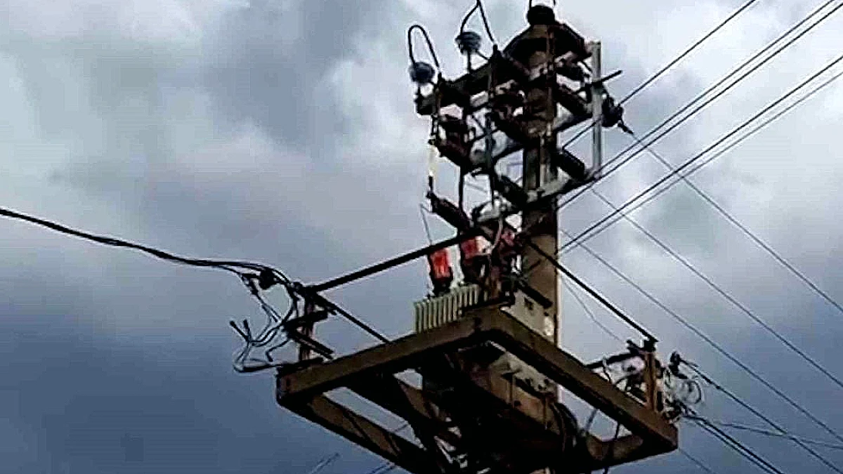 Bolu'da Elektrik Direğine Yıldırım İsabet Etti