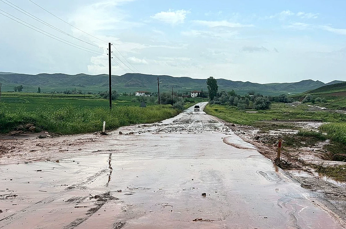 Çorum'da Dere Taştı, Sungurlu-Çankırı Yolu Ulaşıma Kapandı