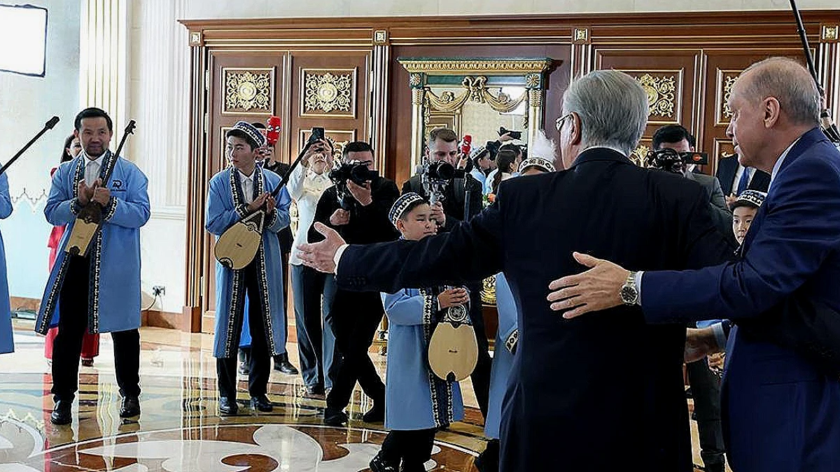 Cumhurbaşkanı Erdoğan'a Kazakistan'da Dombra Sürprizi