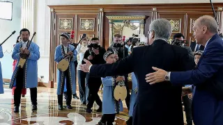 Cumhurbaşkanı Erdoğan'a Kazakistan'da Dombra Sürprizi