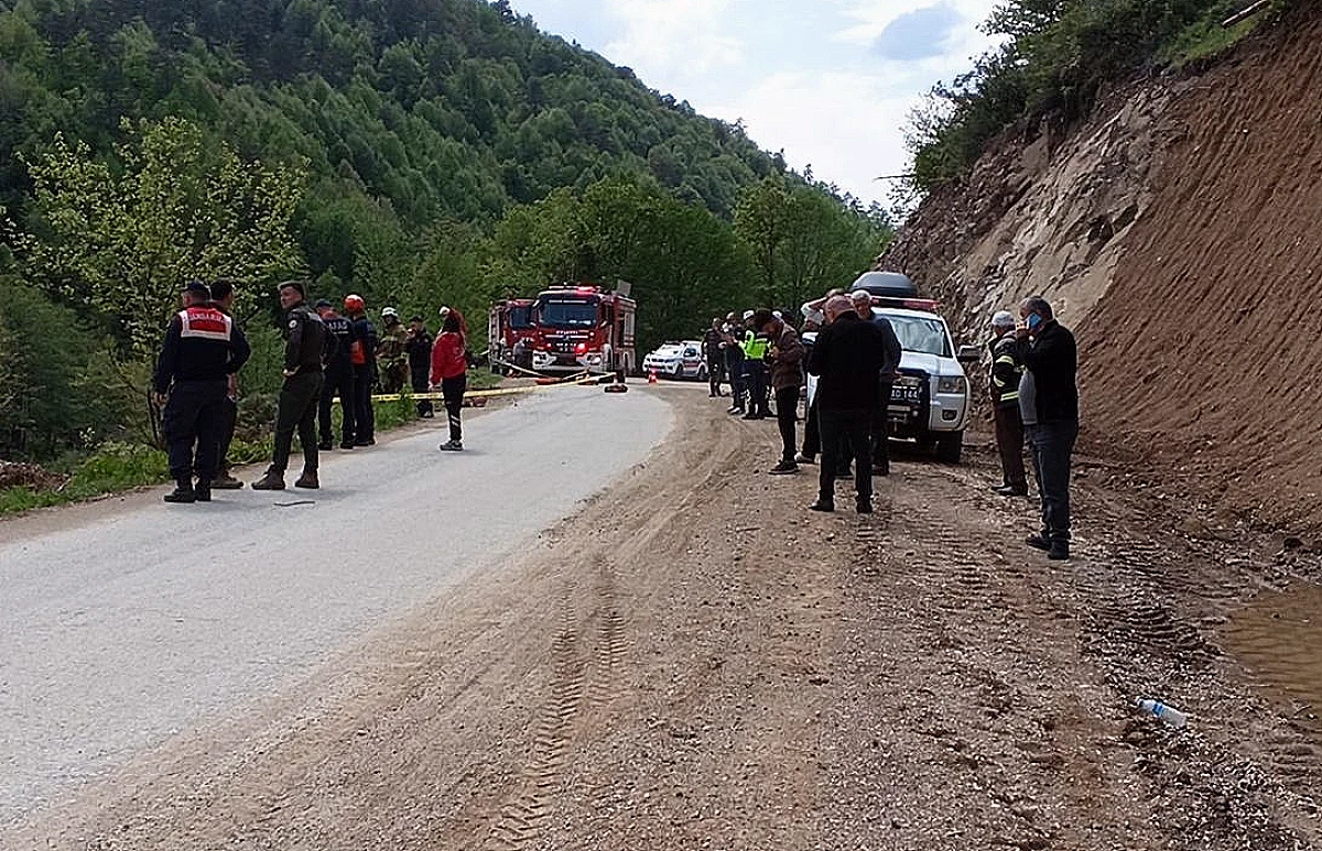 Düzce'de Kamyonet Dereye Devrildi: 1 Ölü