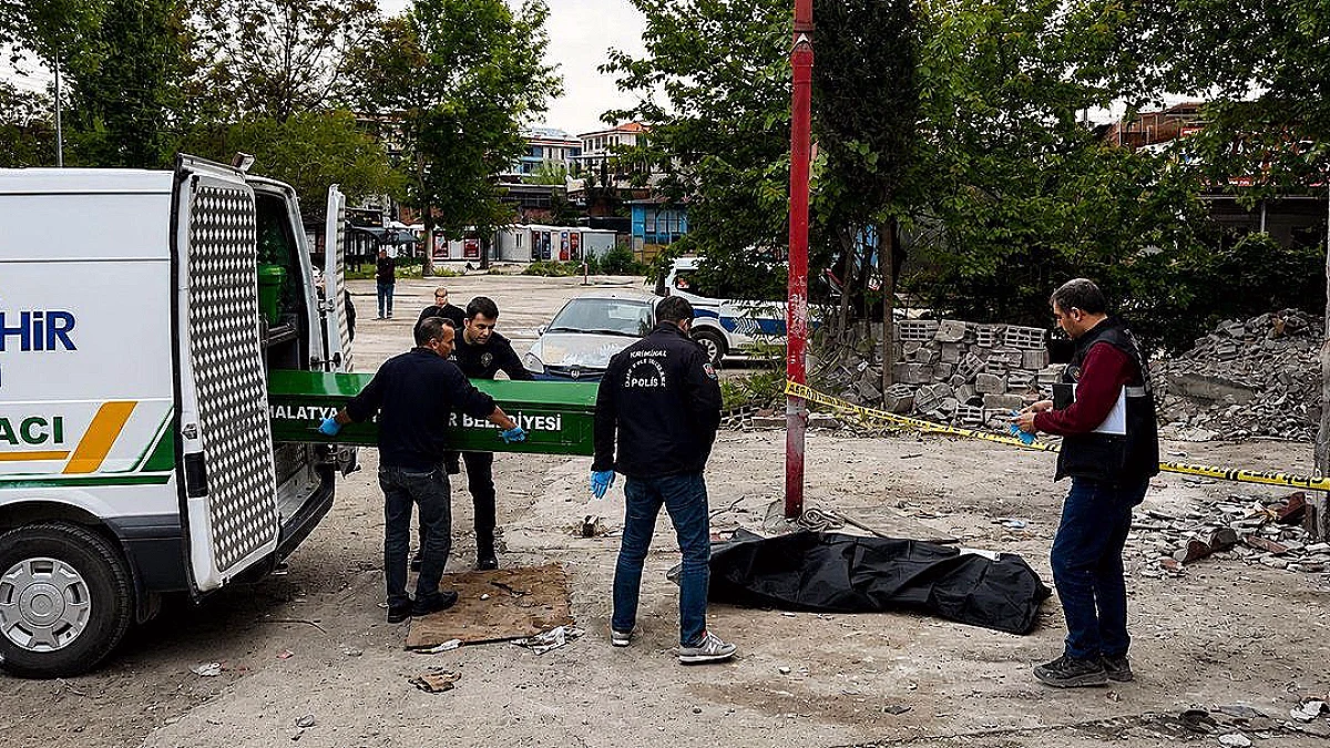 Elektrik Direğinden Düşen Hurdacı Hayatını Kaybetti