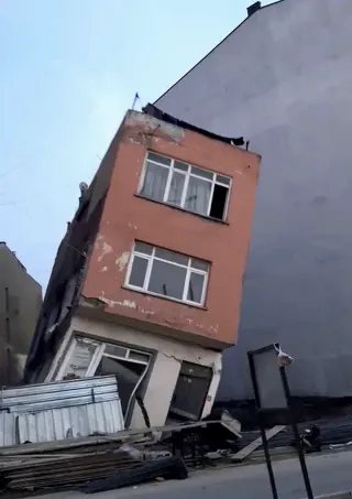 Erdek'te Temeli Zarar Gören 2 Katlı Bina Yıkıldı