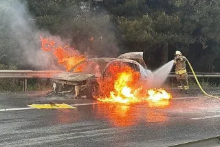 Esenyurt'ta Seyir Halindeki Otomobilde Yangın Çıktı