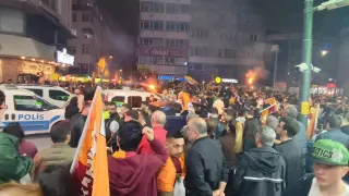 Galatasaray Şampiyonluğunu Küçükçekmece'de Taraftarlar Kutladı