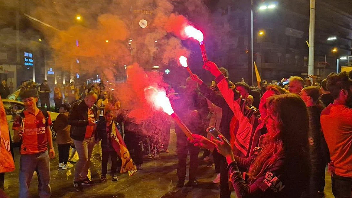 Galatasaray Taraftarları Zonguldak Sokaklarında Şampiyonluk Kutlaması Yaptı