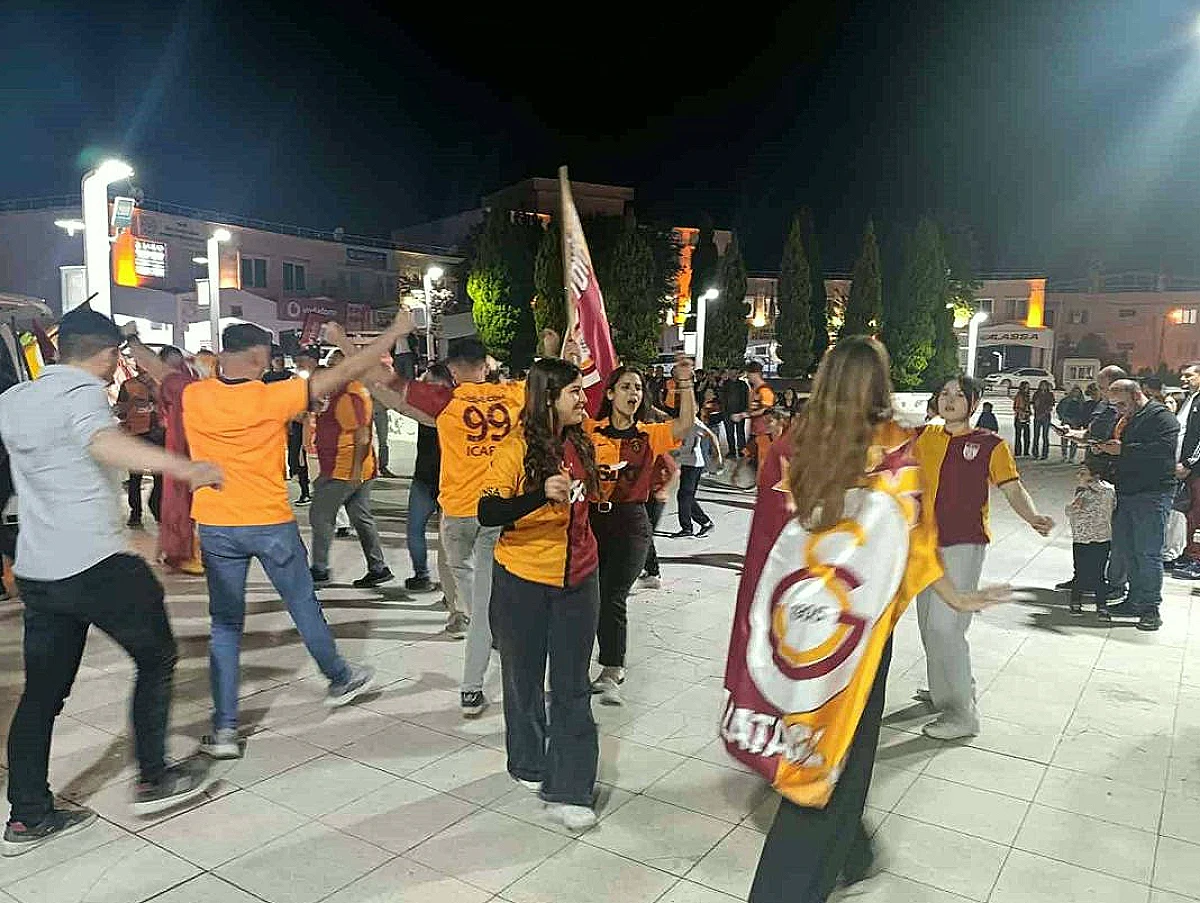 Galatasaray'ın Şampiyonluğu Selendi'de Coşkuyla Kutlandı