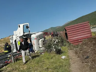 Gaziantep'te Tır Devrildi: Sürücü Yaralandı