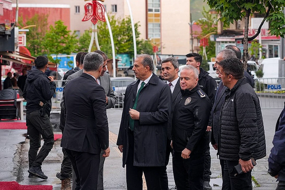 Hakkari Valisi İbrahim Taşyapan, Temel Kazısı Sonrası Oluşan Çatlakları İnceledi
