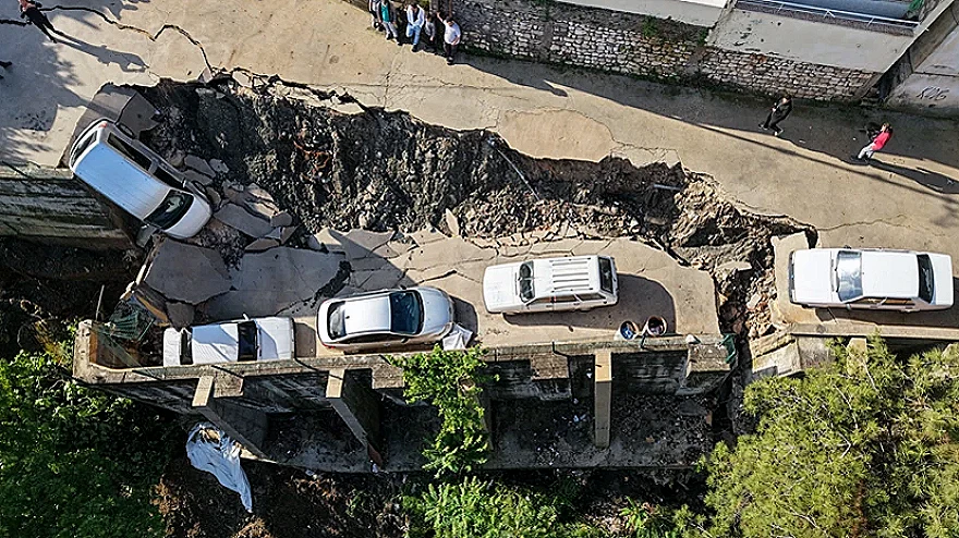 Hatay'da Sel Felaketi: 3 Ölü, 2 Kayıp İçin Arama Çalışmaları Sürüyor