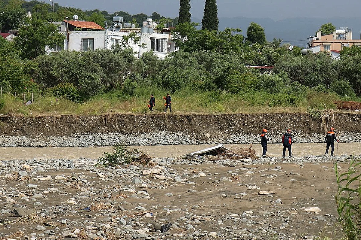 Hatay'da Sel Sularına Kapılan 2 Gencin Aranması Sürüyor