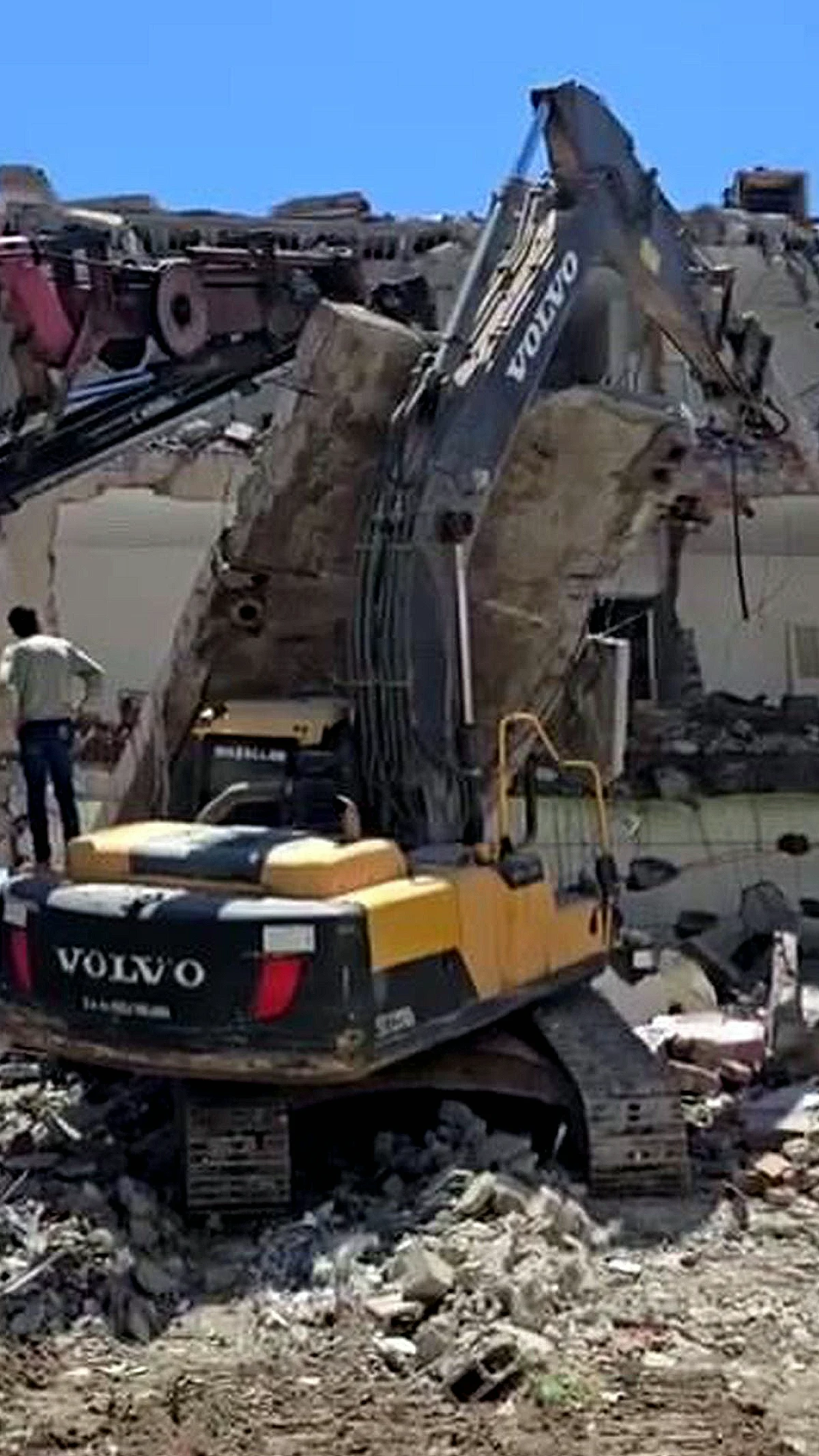 Kahta'da Yıkım Sırasında İş Makinesinin Üzerine Beton Bloğu Düştü