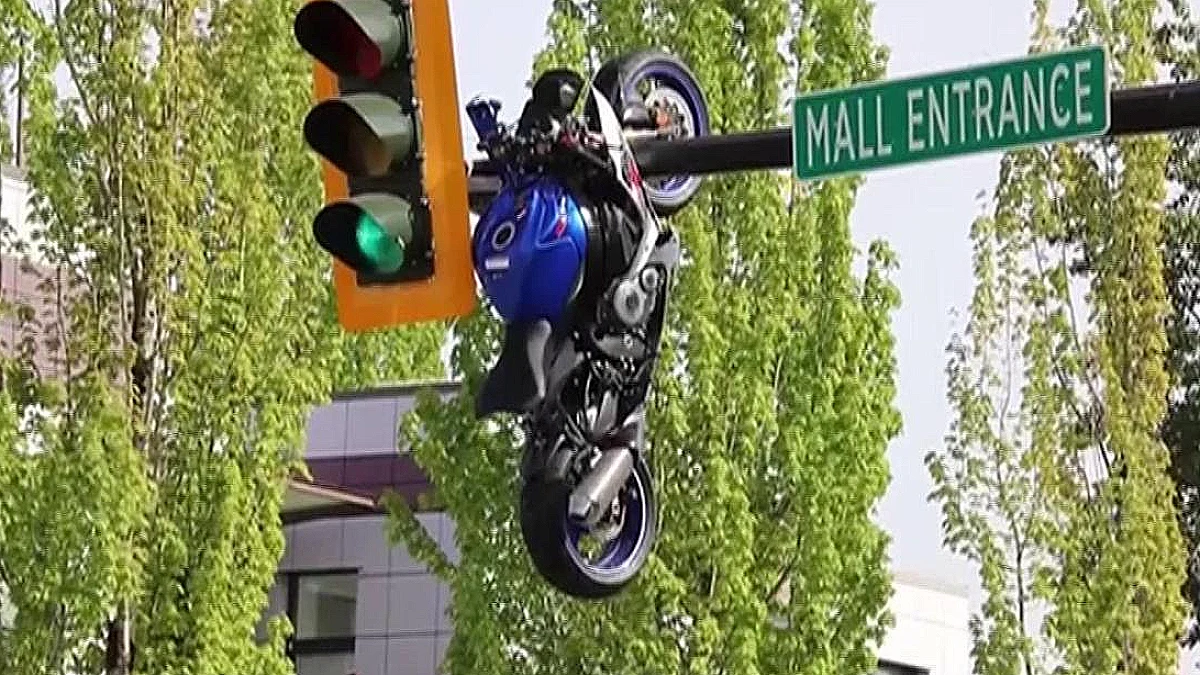 Kanada'da Motosiklet Trafik Lambasına Asılı Kaldı: Sürücü Ağır Yaralandı