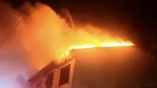 Kocaeli'de Çatı Katında Yangın Çıktı