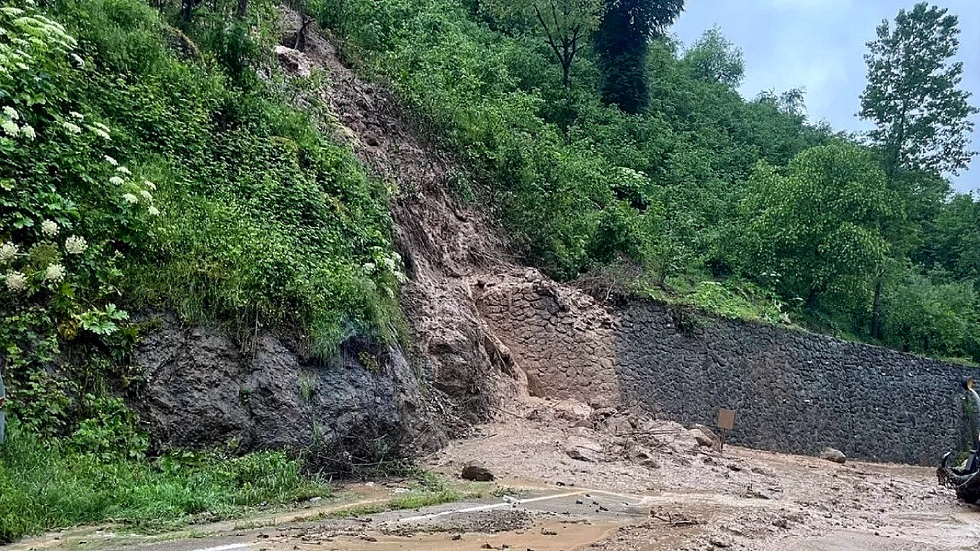 Ordu'da Sağanak Yağış ve Heyelan Nedeniyle Fatsa-Aybastı Kara Yolu Ulaşıma Kapandı