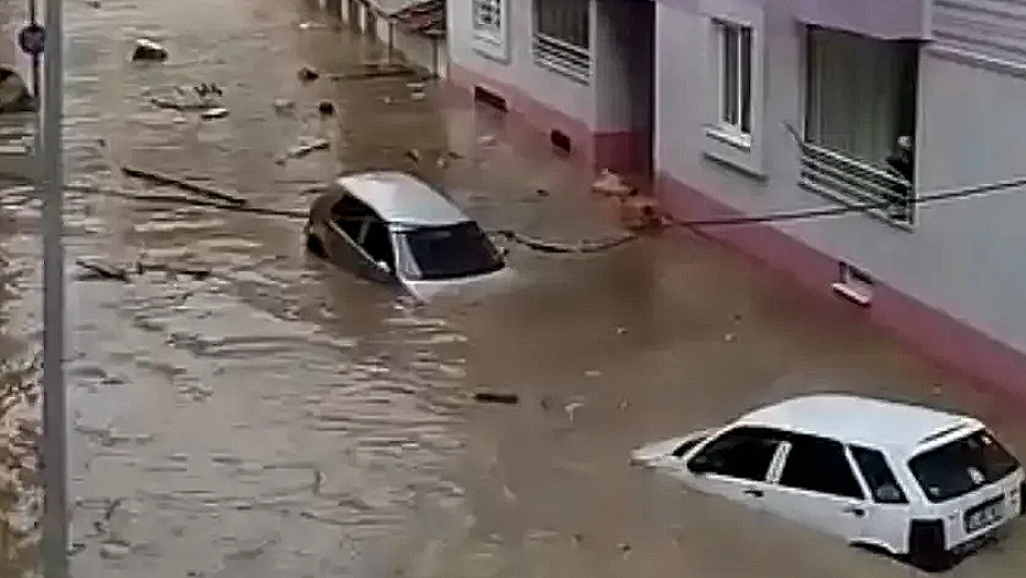 Samsun'da Sağanak Sele Dönüştü: Evler ve İş Yerleri Sular Altında Kaldı