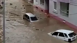 Samsun'da Sağanak Sele Dönüştü: Evler ve İş Yerleri Sular Altında Kaldı