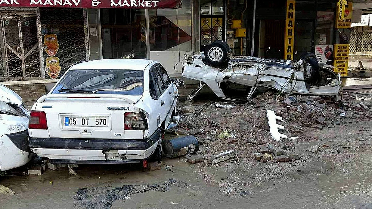 Samsun'da Sel Felaketi: Araçlar Ters Döndü, İş Yerleri Kullanılamaz Hale Geldi