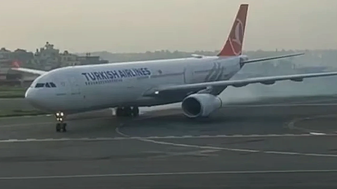 THY uçağında iniş takımlarında duman paniği: Yolcular tahliye edildi