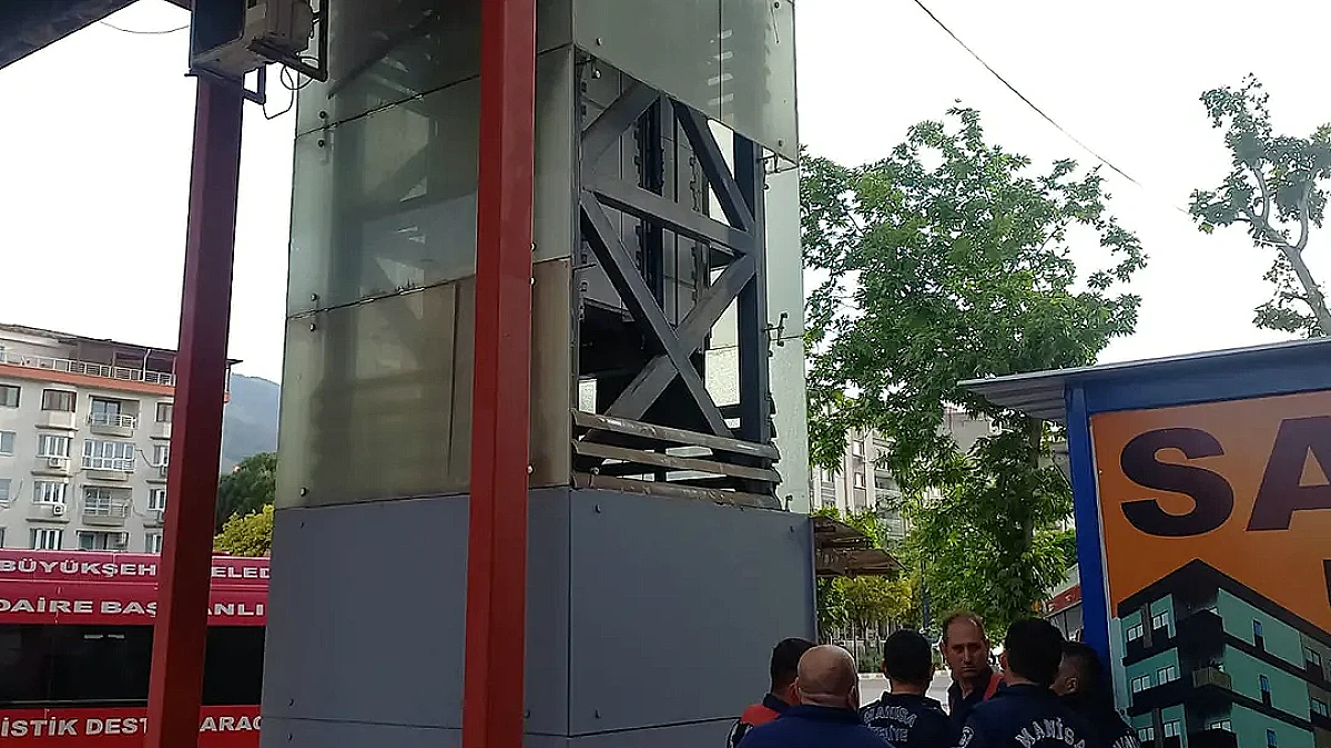Üst Geçit Asansöründe Sıkışan Genç Hayatını Kaybetti
